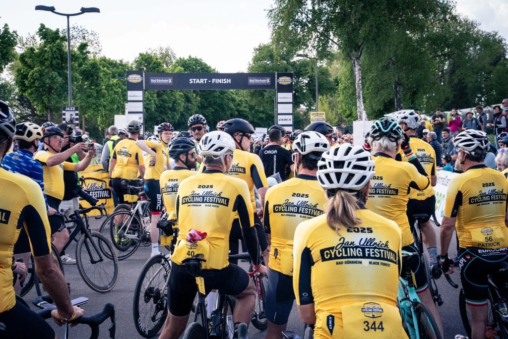 Teilnehmerfeld in JUCF-Trikots am Start des RiderMan